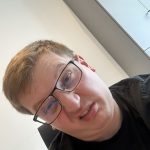 Mężczyzna blond włosy krótkie, w okularach